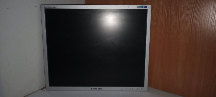 Монитор без подставки ЖК 19'' уцененный Samsung 940N серебристый  TFT TN 1280x1024 W160H160 VGA