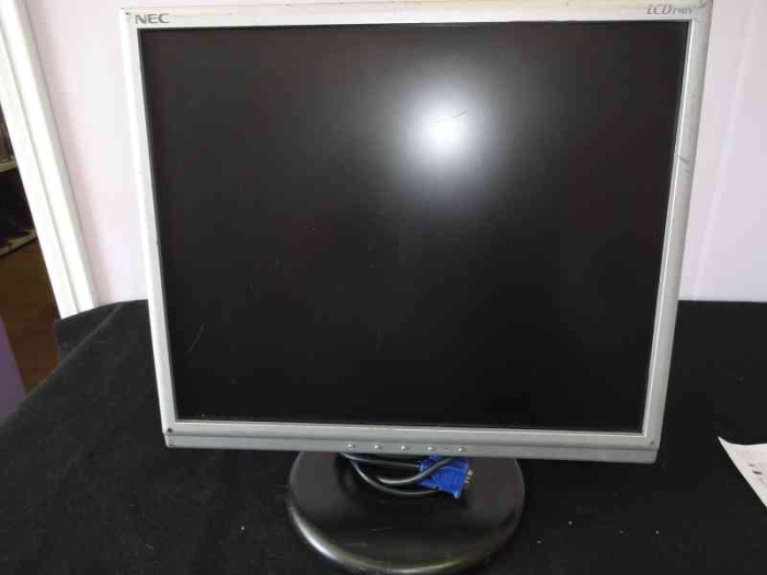 Монитор ЖК 19'' уцененный NEC 190V черный-серебристый TFT TN 1280x1024 W160H130 VGA