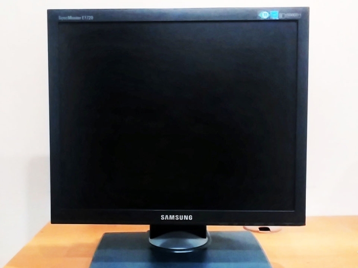 Монитор ЖК 17" уцененный Samsung E1720 черный TFT TN 1280x1024 W160H160